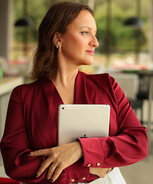 Juliana Monteiro em seu consultório de nutrição em Balneário Camboriú